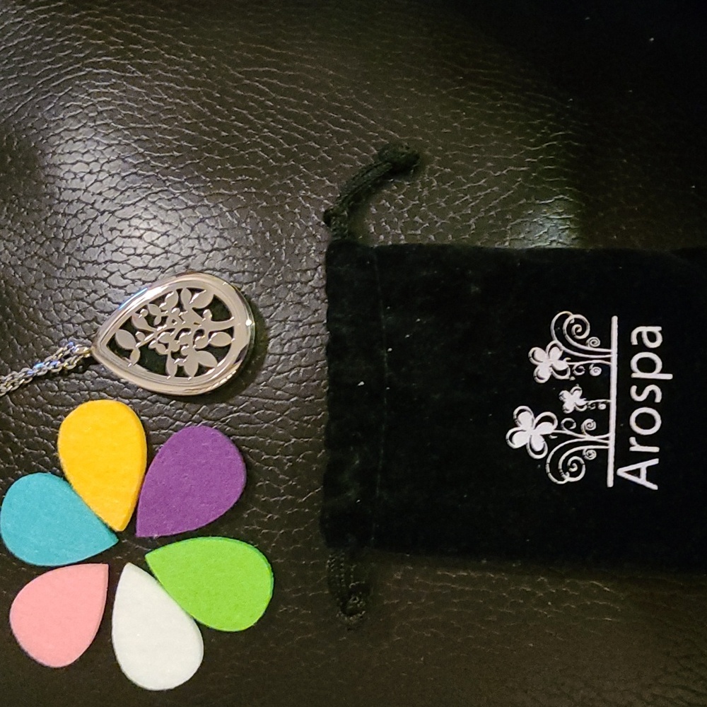 Arospa 20 inch silver essential ol necklace with 7 assorted colored oil pads